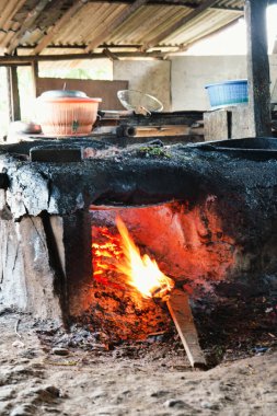 Çimentodan bir soba, yemek pişirmek için. Yemek pişirme işlemi hala yakacak odun kullanıyor..