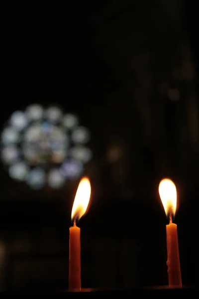 教堂里的烛焰 — 图库照片#