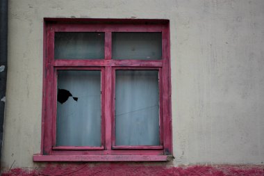 kırmızı beyaz duvarlı eski pencere