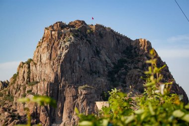 Mavi gökyüzü olan dağ manzarası. Drone 'dan görüntü