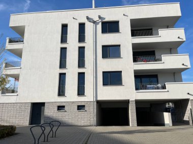 Helles Wohngebude ve Zufahrt