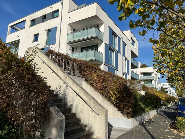 Eine Immobilie mit Eigentumswohnungen in schner Architektur