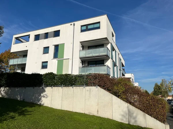 Eine Immobilie mit Eigentumswohnungen in schner Architektur
