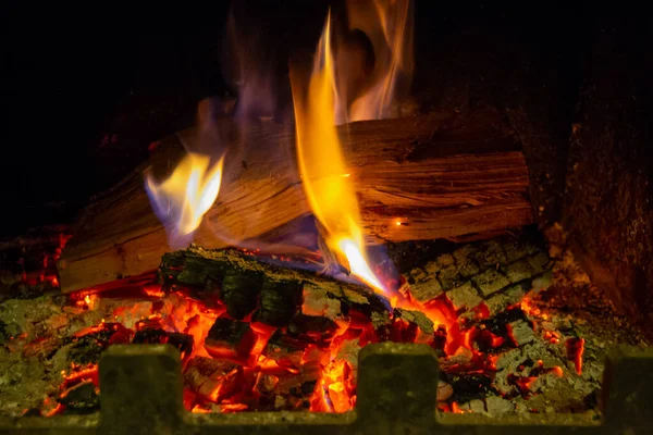 Камин Пламенем Огонь Деревянном Срубе — стоковое фото