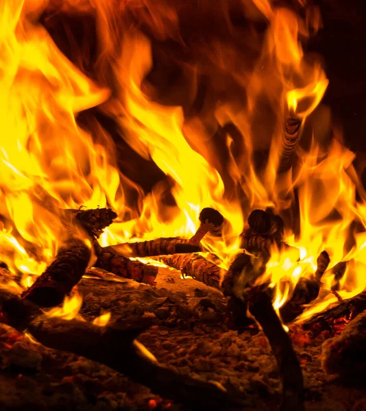 Огонь Пылающий Ночью — стоковое фото