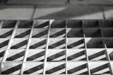 Sonbahar güneşinin geç vakitlerinde eski, yıpranmış tuğla bir duvara çapraz gölge deseni atıyor. Yüksek kaliteli fotoğraf.