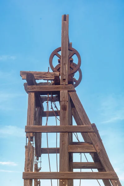Weathered Wooden Mine Derrick Crane Made Thick Beams Large Bolts — Stock Photo, Image