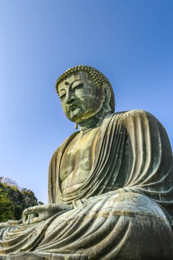 Japonya 'nın Tokyo yakınlarındaki Kamakura bölgesindeki Kotoku-in Tapınağı' nda 1252 tarihli bronz Daibutsu Büyük Buda heykeli. İkinci büyük Japon Buda Heykeli.