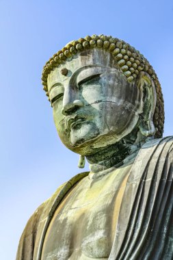 Japonya 'nın Tokyo yakınlarındaki Kamakura bölgesindeki Kotoku-in Tapınağı' nda 1252 tarihli bronz Daibutsu Büyük Buda heykeli. İkinci büyük Japon Buda Heykeli.