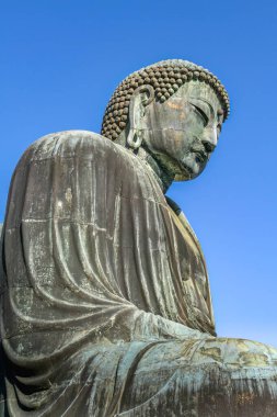Japonya 'nın Tokyo yakınlarındaki Kamakura bölgesindeki Kotoku-in Tapınağı' nda 1252 tarihli bronz Daibutsu Büyük Buda heykeli. İkinci büyük Japon Buda Heykeli.