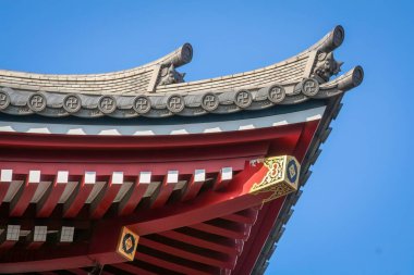 Kırmızı kirişler, beyaz ve altın aksanlı pagoda çatısı Senso-ji ve Beş katlı Pagoda tapınağındaki zengin gri çatı kaplamaları Kaminarimon kapısı ve Nakamise-dori Caddesi, Tokyo, Japonya