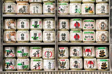 Kazaridaru olarak bilinen dekoratif sake fıçıları Japonya 'nın Kamakura kentindeki bir türbe olan Tsurugaoka Hachimangu Tapınağı yakınlarında sırayla sergilendi. Her fıçı eşsiz kanji karakterleriyle süslenmiş.