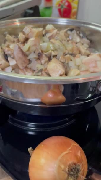 Comida Para Comer Champiñones Cebollas Patatas Queso Cocina Cocina Sabrosa — Vídeo de stock