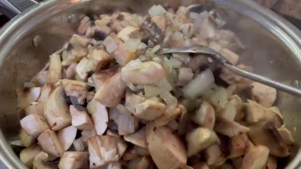 Comida Para Comer Champiñones Cebollas Patatas Queso Cocina Cocina Sabrosa — Vídeo de stock