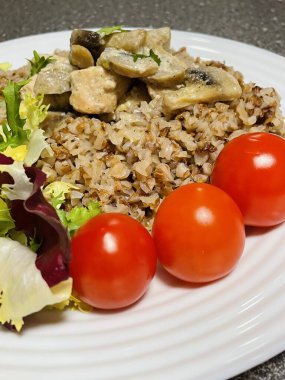 Karabuğday, tavuk, et, mantar, sos, yeşiller, salata, domates, yararlı, lapa, sağlık, akşam yemeği, öğle yemeği, mutfak, aşçı, masa, tabak, yemek, kırmızı, yeşil, parlak, arka plan, vitaminler, Ukrayna, Ukraynalılar