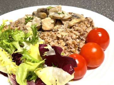 Karabuğday, tavuk, et, mantar, sos, yeşiller, salata, domates, yararlı, lapa, sağlık, akşam yemeği, öğle yemeği, mutfak, aşçı, masa, tabak, yemek, kırmızı, yeşil, parlak, arka plan, vitaminler, Ukrayna, Ukraynalılar