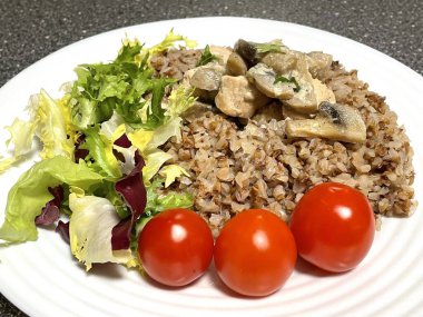 Karabuğday, tavuk, et, mantar, sos, yeşiller, salata, domates, yararlı, lapa, sağlık, akşam yemeği, öğle yemeği, mutfak, aşçı, masa, tabak, yemek, kırmızı, yeşil, parlak, arka plan, vitaminler, Ukrayna, Ukraynalılar