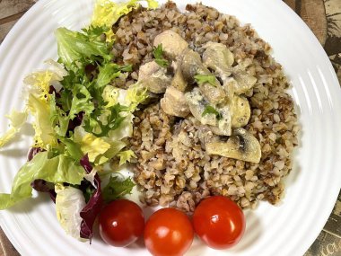 Karabuğday, tavuk, et, mantar, sos, yeşiller, salata, domates, yararlı, lapa, sağlık, akşam yemeği, öğle yemeği, mutfak, aşçı, masa, tabak, yemek, kırmızı, yeşil, parlak, arka plan, vitaminler, Ukrayna, Ukraynalılar