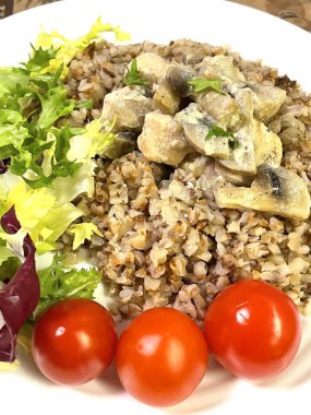 Karabuğday, tavuk, et, mantar, sos, yeşiller, salata, domates, yararlı, lapa, sağlık, akşam yemeği, öğle yemeği, mutfak, aşçı, masa, tabak, yemek, kırmızı, yeşil, parlak, arka plan, vitaminler, Ukrayna, Ukraynalılar