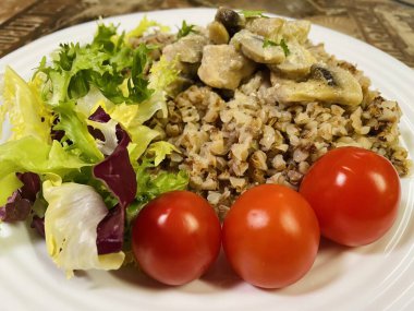 Karabuğday, tavuk, et, mantar, sos, yeşiller, salata, domates, yararlı, lapa, sağlık, akşam yemeği, öğle yemeği, mutfak, aşçı, masa, tabak, yemek, kırmızı, yeşil, parlak, arka plan, vitaminler, Ukrayna, Ukraynalılar