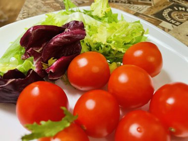 Salata, yeşillik, fayda, domates, vitamin, bahar, tabak, masa, mutfak, parlak, yemek, yeşil, kırmızı, Ukraynaca, Ukrayna mutfağı, aşçı, lezzetli, güzel, harika