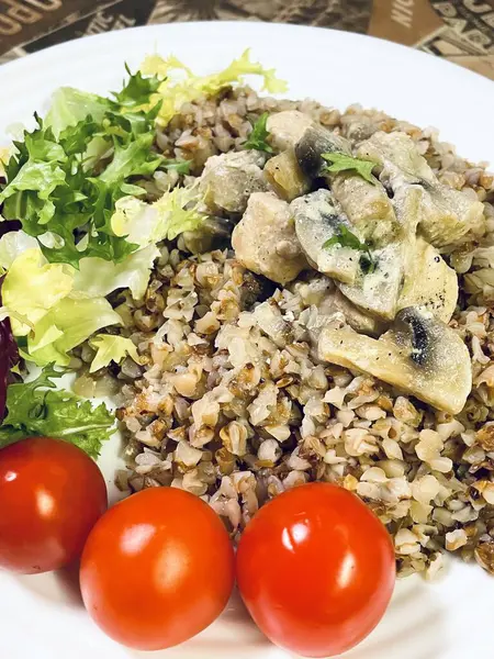 Karabuğday, tavuk, et, mantar, sos, yeşiller, salata, domates, yararlı, lapa, sağlık, akşam yemeği, öğle yemeği, mutfak, aşçı, masa, tabak, yemek, kırmızı, yeşil, parlak, arka plan, vitaminler, Ukrayna, Ukraynalılar