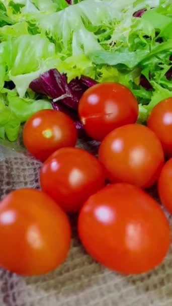 Σαλάτα Χόρτα Όφελος Χρήσιμο Ντομάτες Βιταμίνες Άνοιξη Πιάτο Τραπέζι Κουζίνα — Αρχείο Βίντεο