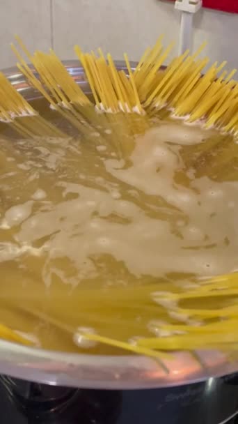 Tészta Spagetti Főzés Konyha Tűzhely Élelmiszer Enni Forrásban Lévő Víz — Stock videók