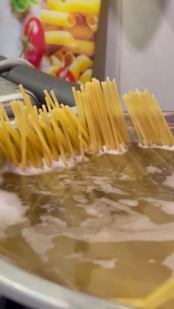 Pasta Spaghetti Koken Koken Keuken Fornuis Voedsel Eten Kokend Water — Stockvideo