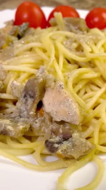 Pasta Spaghetti Eten Eten Bord Tomaten Vlees Kip Champignons Lekker — Stockvideo
