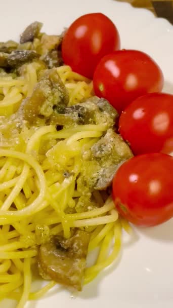 Makaron Spaghetti Jedzenie Jeść Talerz Pomidory Mięso Kurczak Grzyby Smaczne — Wideo stockowe