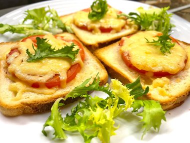 Sandviç, peynir, basit yemek, domates, biber, yeşillik, salata, tabak, kırmızı, renkler, vitaminler, masa, mutfak, yemek, fırın, fırın