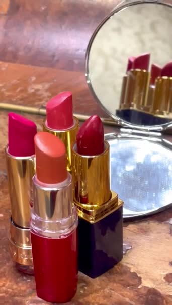 Lipstick Lipsticks Helder Rood Kleuren Cosmetica Vrouw Meisje Schoonheid Mode — Stockvideo