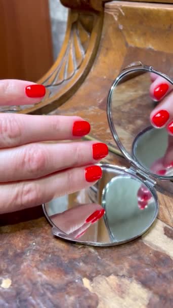 Kırmızı Moda Güzel Vernik Manikür Parmaklar Eller Parlak Bahar Moda — Stok video