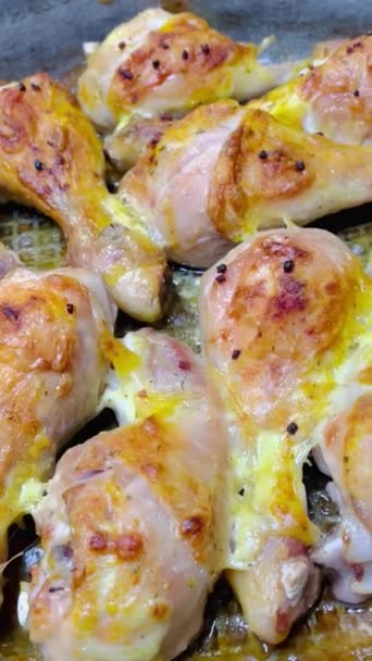 Kurczak Nogi Kurczaka Smażyć Piec Gotować Kuchnia Patelnia Stół Jedzenie — Wideo stockowe