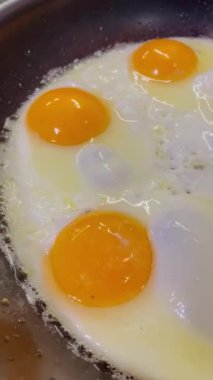 Yumurta, yumurta, kızartma, yağ, tava, mutfak, kızartma, pişirme, protein, lezzetli, sarı, beyaz, çırpılmış yumurta.