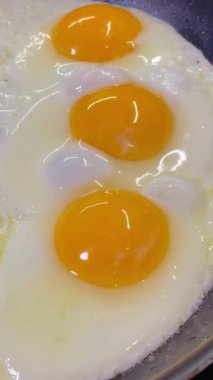 Yumurta, yumurta, kızartma, yağ, tava, mutfak, kızartma, pişirme, protein, lezzetli, sarı, beyaz, çırpılmış yumurta.