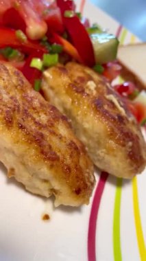 Tabak, masa, mutfak, yemek, pirzola, pirzola, tavuk, et, salata, sebze, kalori, vitamin, yemek, un, ekmek, tost.