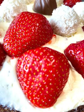 Çilek, krema, pasta, lezzetli, tatlı, evde pişirme, pişirme, pişirme, masa, tabak, mutfak, şeker