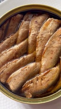 Sprats, füme, konserve, yağ, konserve, lezzetli, tuz, tuzlu, mutfak, yemek, yemek, masa, tabak, kalori, yemek, evde, balık, 