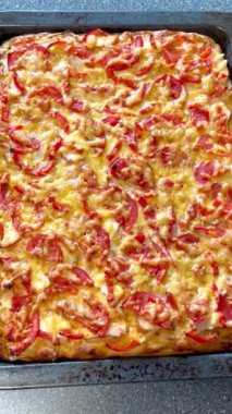 Pişirme, kek, pizza, un, hamur, kalori, yemek, ürünler, yemek, lezzetli, iştah açıcı, peynir, domates, biber, evde, mutfakta, masada, tabakta