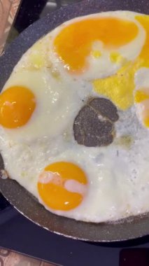 Yumurta, yumurta sarısı, protein, sarı, beyaz, yağ, tereyağı, kızartma, tava, soba, mutfak, yemek, lezzetli, evde yemek, kahvaltı, öğle yemeği.