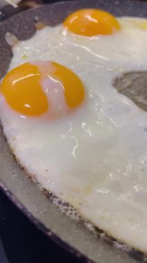 Yumurta, yumurta sarısı, protein, sarı, beyaz, yağ, tereyağı, kızartma, tava, soba, mutfak, yemek, lezzetli, evde yemek, kahvaltı, öğle yemeği.