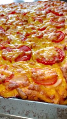 Pasta, pizza, un, hamur, kalori, yemek, ürün, yemek, lezzetli, iştah açıcı, peynir, domates, biber, evde, mutfakta, masada.