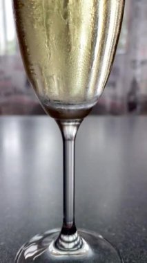 Şampanya, şarap, bardak, baloncuk, alkol, içki, içecek, yoğuşma, tazelik, damla, yaz, lezzetli, zarif, pahalı, zengin, pencere, masa, hayat, lezzetli