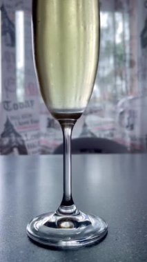 Şampanya, şarap, bardak, baloncuk, alkol, içki, içecek, yoğuşma, tazelik, damla, yaz, lezzetli, zarif, pahalı, zengin, pencere, masa, hayat, lezzetli