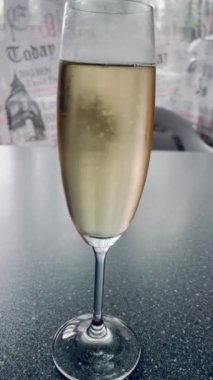 Şampanya, şarap, bardak, baloncuk, alkol, içki, içecek, yoğuşma, tazelik, damla, yaz, lezzetli, zarif, pahalı, zengin, pencere, masa, hayat, lezzetli