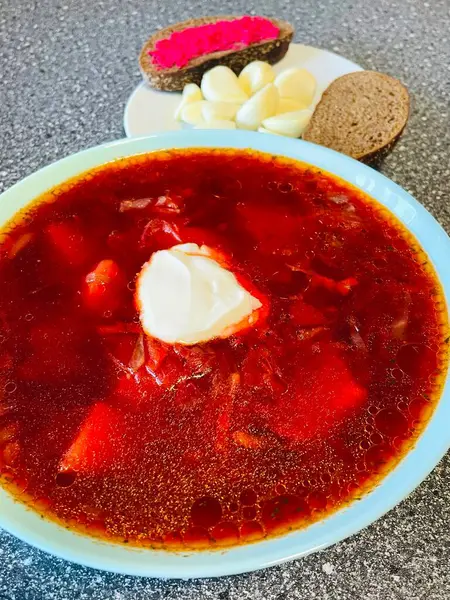 Borş, kırmızı, pancar, tabak, sarımsak, ekşi krema, ekmek, Ukraynaca, Ukrayna, masa, mutfak, ulusal yemek, lezzetli, ye
