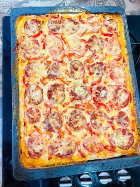 Pasta, pizza, un, hamur, kalori, yemek, ürün, yemek, lezzetli, iştah açıcı, peynir, domates, biber, evde, mutfakta, masada.