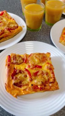 Pasta, pizza, un, hamur, kalori, gıda, ürün, yemek, lezzetli, iştah açıcı, peynir, domates, biber, evde, mutfak, masa, Ukrayna, Ukrayna 